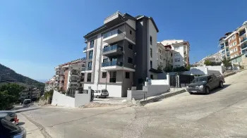 Tasyaka现代公寓，带公共泳池
